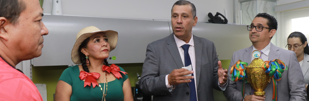 VICEPRESIDENTE DE LA ASAMBLEA ENTREGA COPA ROTATIVA DE RECICLAJE