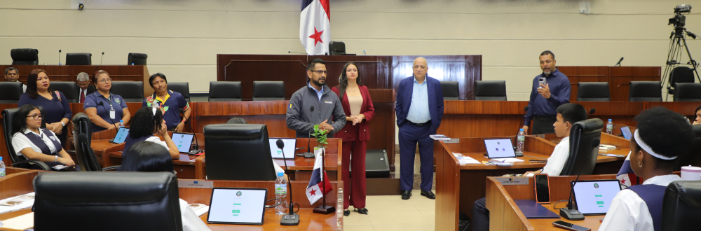 ESTUDIANTES DEL COLEGIO STELLA SIERRA VISITAN LA ASAMBLEA NACIONAL