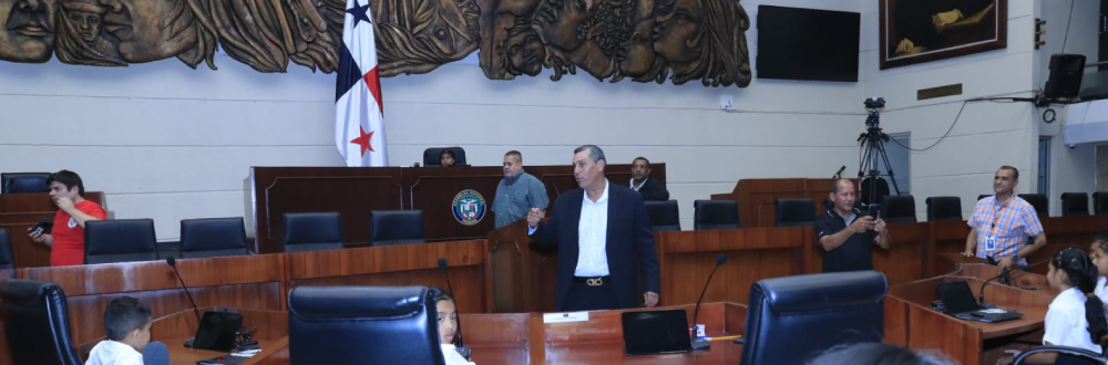 ESTUDIANTES DE DIVERSOS SECTORES DEL PAÍS VISITAN ASAMBLEA NACIONAL