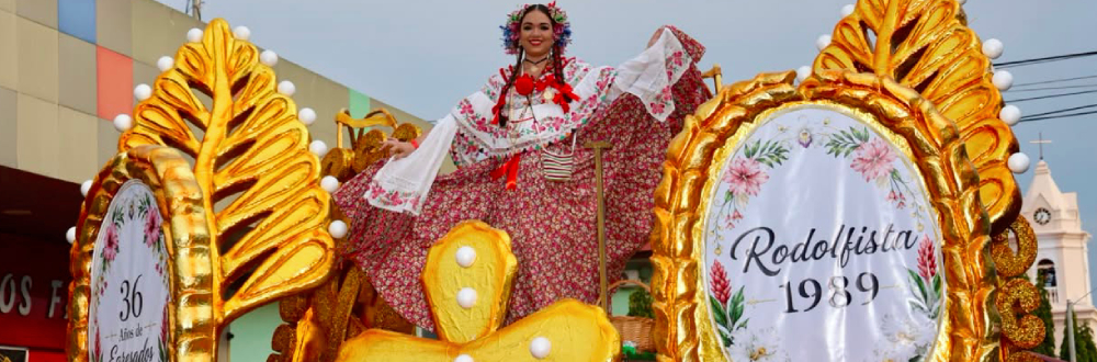 COLEGIO RODOLFO CHIARI CELEBRA 80 AÑOS CON EL PRIMER GRAN DESFILE DE GENERACIONES EN AGUADULCE