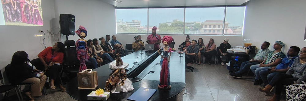 TALLER SOBRE TRENZAS Y TURBANTES EN EL MES DE LA ETNIA NEGRA